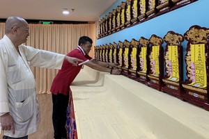 草堂禪寺當家師釋了明法師指導工作人員佈置法會內壇。