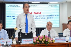 市委書記阮善仁（左二）發表指導意見。（圖源：越勇）