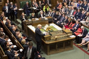 英首相約翰遜（中）在英國議會下院發言。（圖源：新華社）