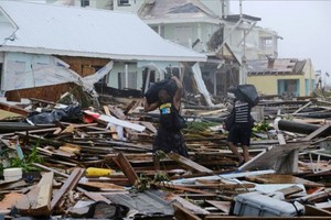 當地時間9月4日，巴哈馬群島遭颶風“多里安”襲擊後，災區滿目瘡痍，成千上萬的民宅倒塌，斷壁殘垣、一片狼藉。（圖源：路透社）
