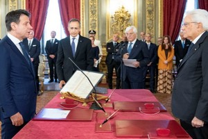 9月5日，在意大利羅馬，總統馬塔雷拉（右一）和總理孔特（左一）出席新一屆政府宣誓就職儀式。（圖源：新華社）