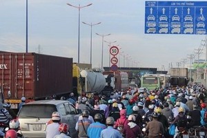 通往桔萊港周邊的街道經常堵塞。（圖源：田升）