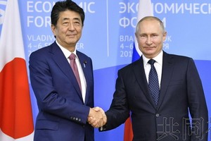 日本首相安倍晉三（左）5日在俄羅斯遠東的符拉迪沃斯托克，與總統普京舉行了會談。（圖源：共同社）