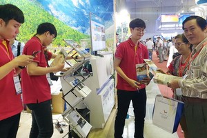 順捷旅行社向華人客戶提供旅遊諮詢。