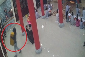 南壽寺監控器錄下竊賊公然走進正殿捧走功德箱的畫面。（圖源：視頻截圖）