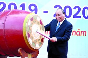 政府總理阮春福昨(5)日上午出席河內市山西高中學校新學年並在開學典禮上擊鼓。（圖源：光孝）