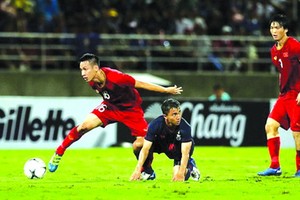 越南（紅衣）-泰國比賽一瞥。（圖源：互聯網）