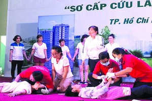 紅十字會人員參加急救演習。