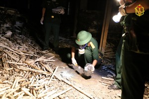 化學兵種人員進行現場取樣並送試驗室。（圖源：化學兵種）