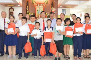 各理監事與優秀生合照。