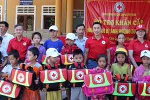 越南紅十字會賑濟廣治省災民。（圖源：莉娜）