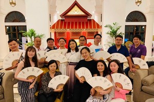 作者（後排左一）與來自世界各地的同學相聚馬尼拉。