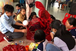 當天，設有各項引導小朋友學做月餅、製造傳統花燈。