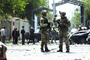 美軍士兵在喀布爾爆炸現場駐守。（圖源：AP）