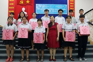 屏榮公司營業課長陳秀娟向學生贈送月餅。