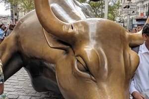 遊客紛紛與被砸銅牛合影。（圖源：互聯網）