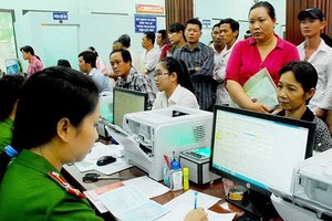 市民輪候辦理簽發身份證手續。