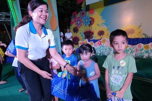 第五郡勞動聯團代表向300名職工的子弟贈送禮物，每份包括中秋月餅、花燈、牛奶、糖果等禮物。