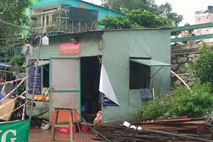 平盛郡第一坊第１街區保安防守點成為某組工人的生活及建材擺放地方。