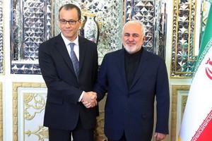 費魯塔（左）抵達德黑蘭與扎里夫（右）會面。（圖源：AP）