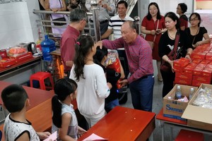 小朋友獲贈送月餅與花燈。