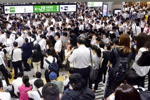 “法茜”颱風來襲，埼玉縣浦和市大批通勤民眾9日因為電車停駛，只能在閘門外等候。（圖源：AP）