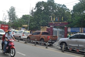 車輛在第八郡梁文干高中學校排成長龍。