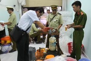 職能力量對福康經營單位突檢時查獲逾500公升來歷不明魚露原料。（圖源：藍天）