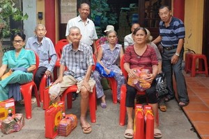 本市福建二府會館昨(10)日上午舉辦向高齡福建鄉親贈送中秋禮物儀式。