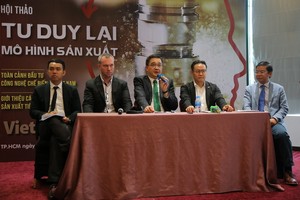 專家們回答與會者的問題。