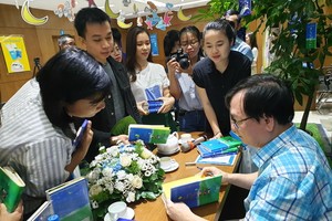 作家阮日映給讀者簽名留念。