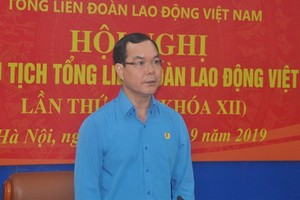 越南勞動總聯團主席阮廷康在會議上發表結論。（圖源：勞動報）