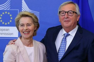 馮德萊恩與容克。（圖源：Getty Images）