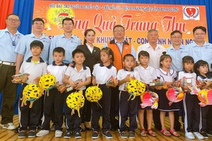 平陽省台商會會長吳俊瑩(右四)及各代表與少兒們合影。