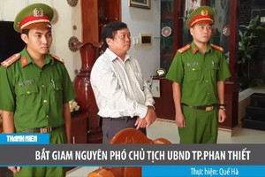 藩切市人委會副主席陳黃魁(中)站立著聽取執法警員宣讀逮捕令。（圖源：TNO視頻截圖）