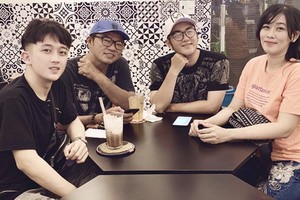 許國洲(左二)與歌友們商討籌備音樂會工作留影。