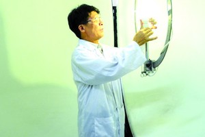 河內百科大學一位博士在物理技術院工作。