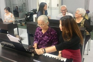 為長者教鋼琴並不簡單。