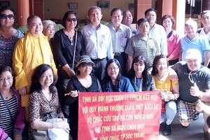 代表團在發放救濟品前合影。