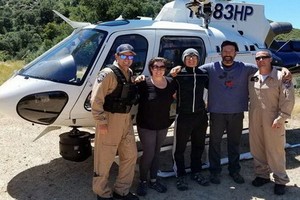 美一家三口被困湍急瀑布終獲救。（圖源：互聯網）