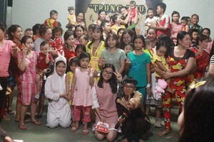 市師大中文系大學生向清貧病童贈送禮物。