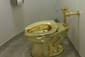 被盜的名為“美國”的金馬桶。（圖源：互聯網）
