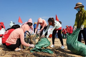 廣平省1000多名年輕人昨（15）日在同亥市日麗沙灘清理數噸垃圾。（圖源：國南）