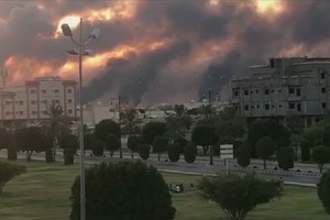 沙特石油設施遇襲現場濃煙滾滾火光衝天。（圖源：路透社）