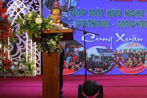 越南-匈牙利友好協會主席阮登旺在聚會上致詞。（圖源：碧玉）