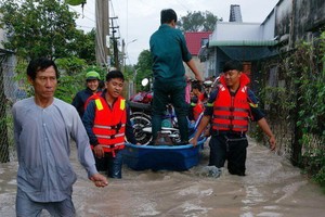 平陽省公安協助民眾遷離受淹區。（圖源：越通社）