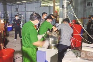 職能力量突擊檢查時人贓並獲7名歹徒，扣留大量綜合毒品及毒品前體物質。（圖源：市公安報）