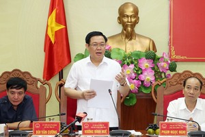 政府副總理王廷惠（中）在會上發表講話。（圖源：誠鐘）