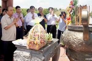 政府總理阮春福（前左）與工作團親往廣治古城遺跡區上香並敬獻花緬懷歷代英雄烈士。（圖源：光孝）