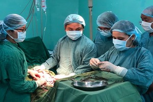 醫護團隊經逾1小時急救後，終於把阿T 從「鬼門關」拉了回來。（圖源：市雄王產育醫院）